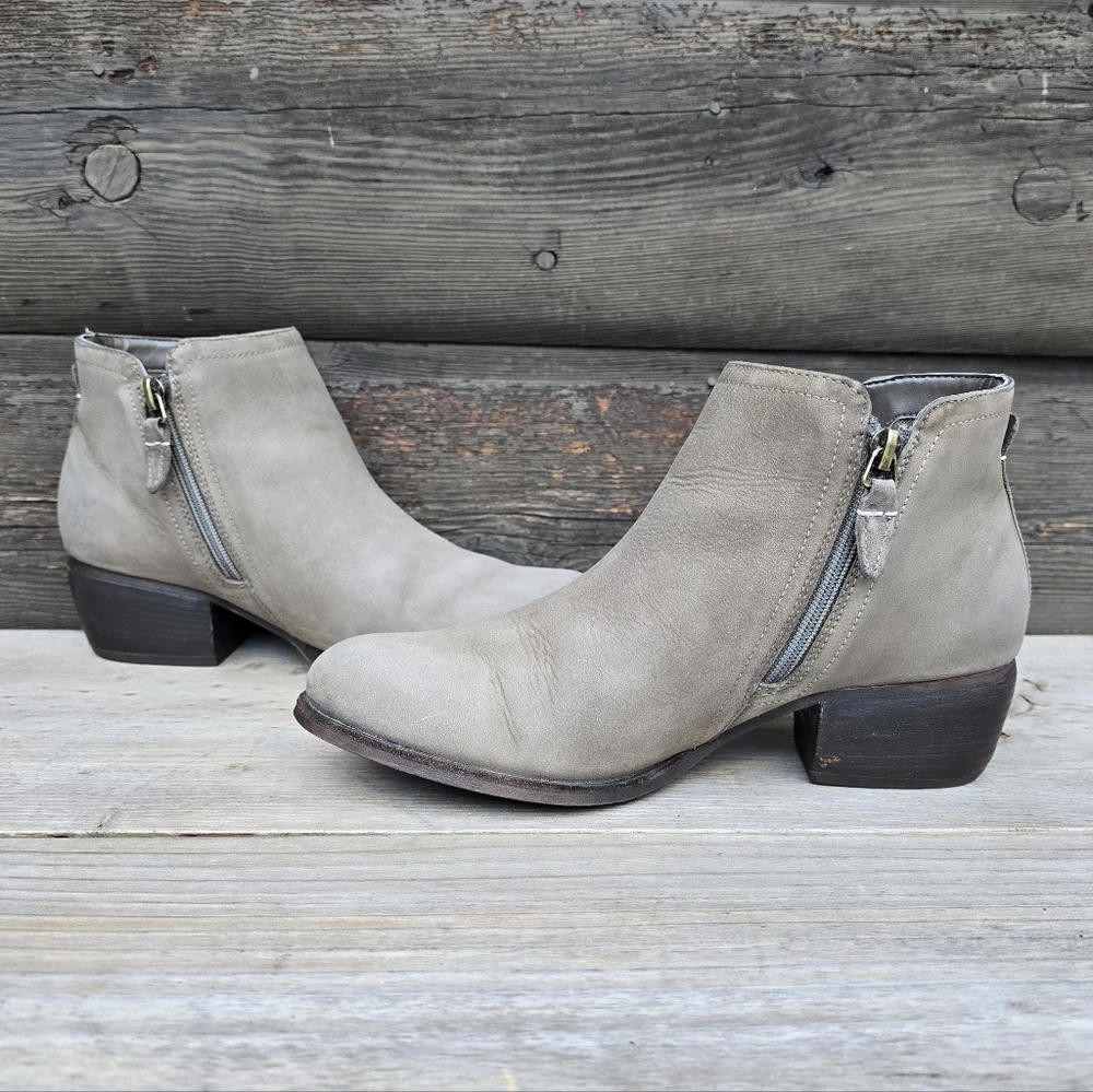 Clarks Maypearl Ramie Coastal Cowgirl Nubuck Leather Comfort Bootie 7M